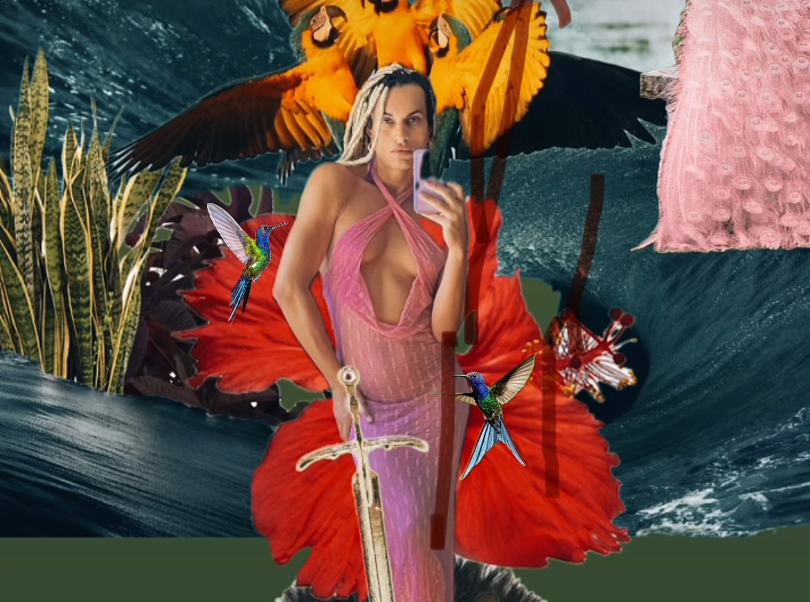 Shereya se prend en photo dans un miroir, portant une longue jupe rose avec des dégradés violacés, elle a de longues tresses blondes, une main sur les hanches. La photo est un photo montage avec des perroquet et de la nature en fond.