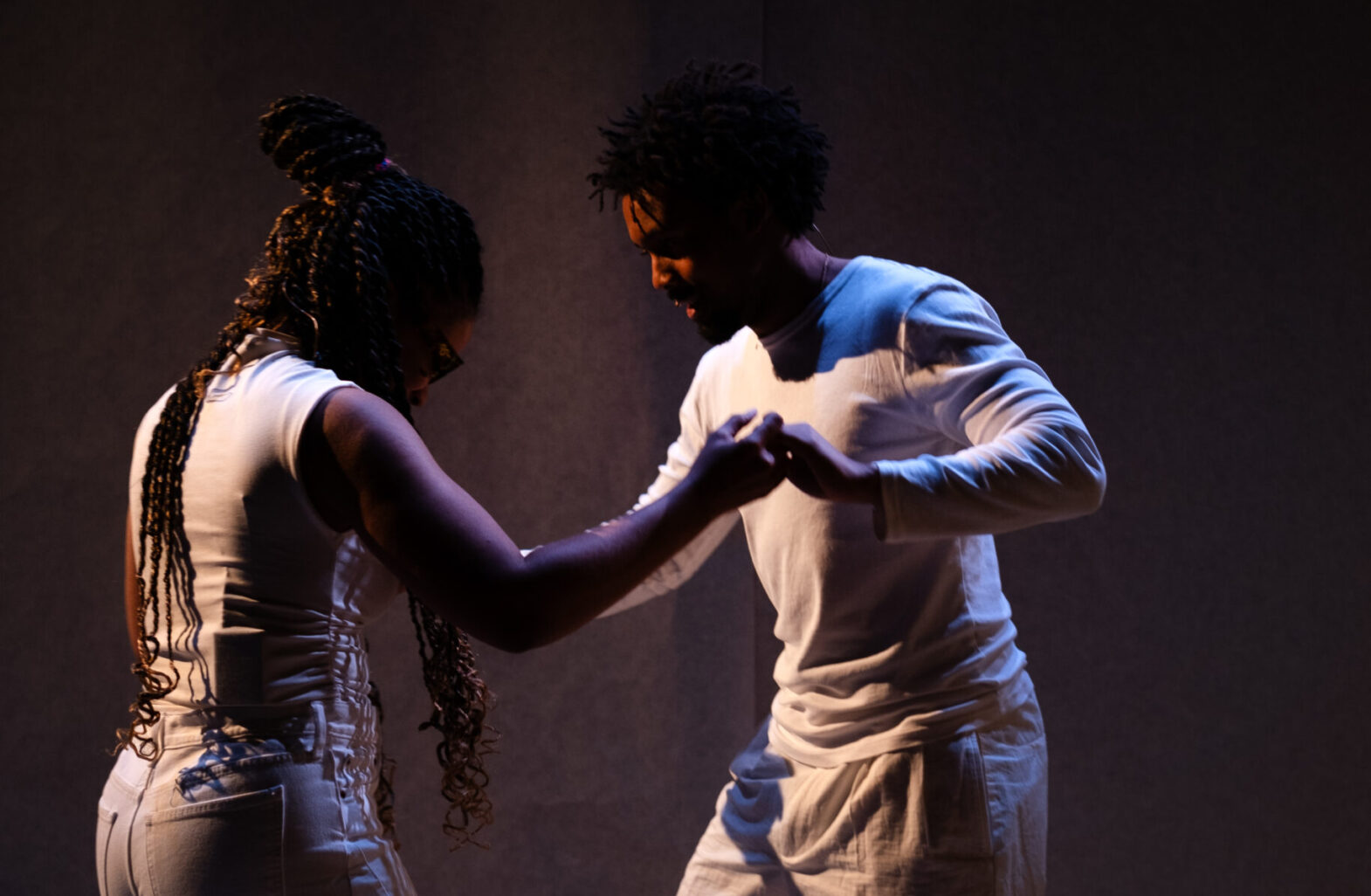 Elle et Lui, sont habillés tout en blanc et dans face à face en se tenant la main.