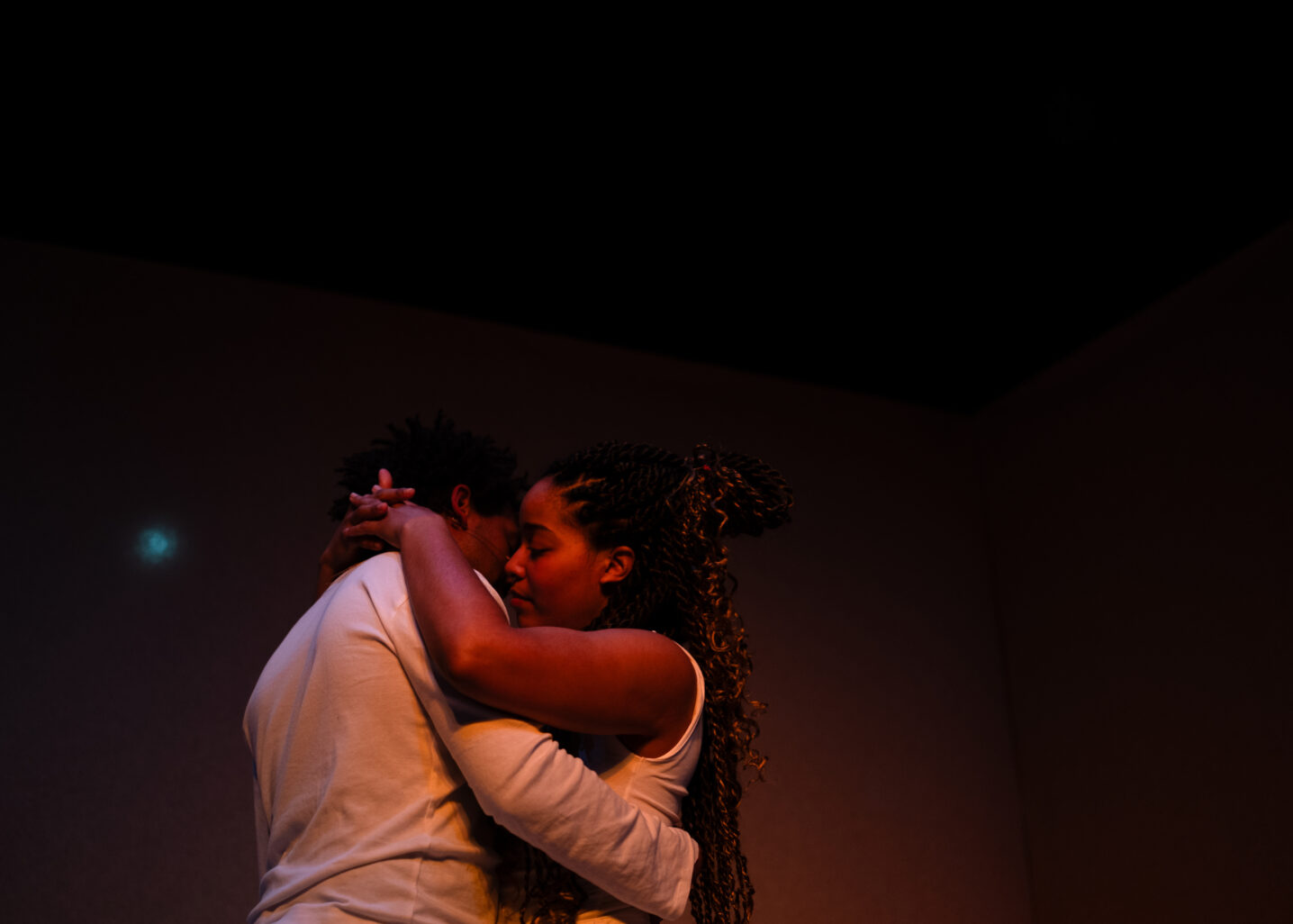 Elle et Lui, sont enlacés de manière langoureuse.