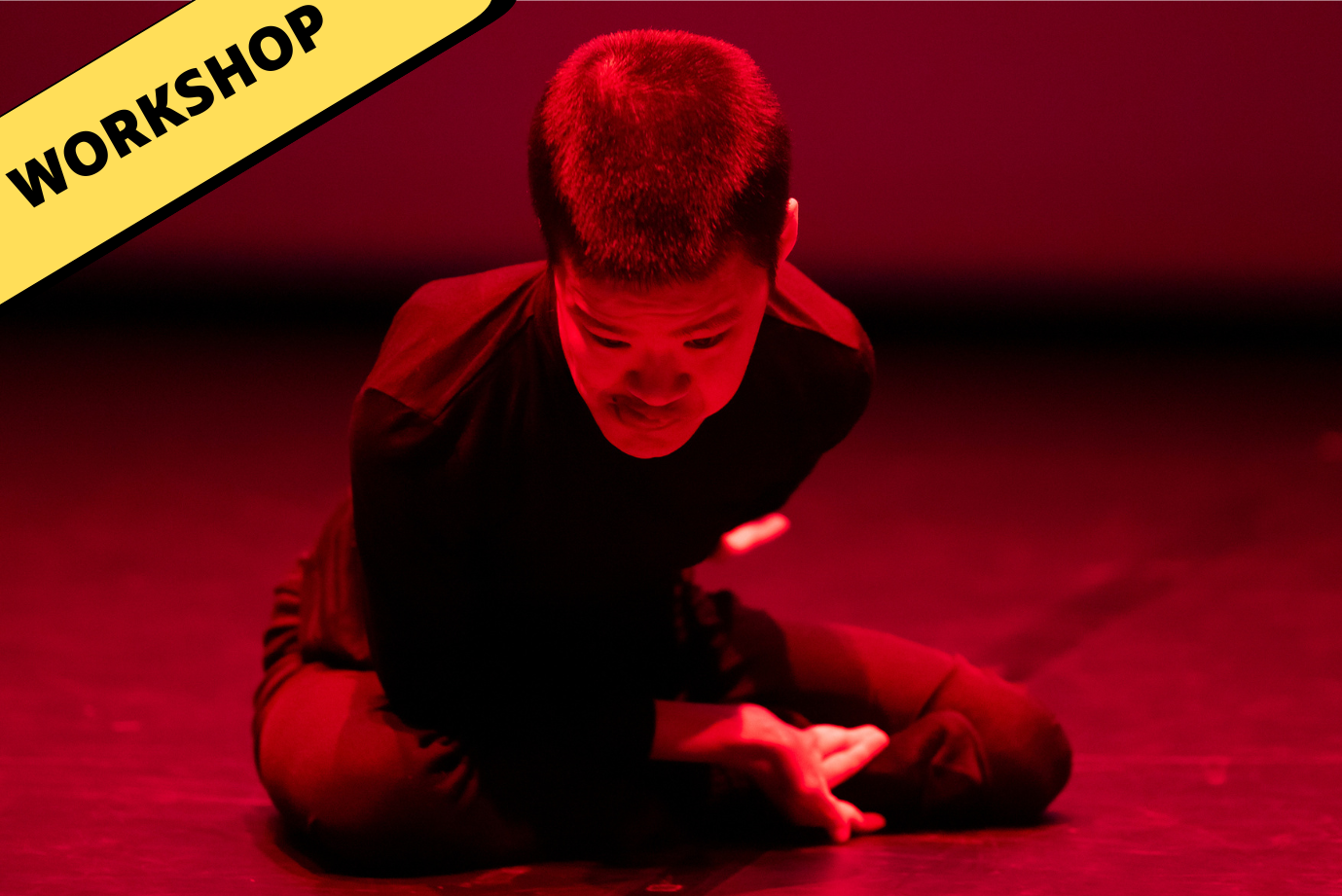 No Anger est artiste raciséx asiatique et crip. Iel a les cheveux rasé courts et foncés, est habilléx de noir et performe sur scène assisx parterre. La salle entière est éclairée d'une lumière rouge.